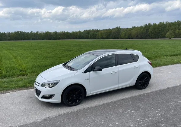 lubelskie Opel Astra cena 33600 przebieg: 165000, rok produkcji 2013 z Puławy